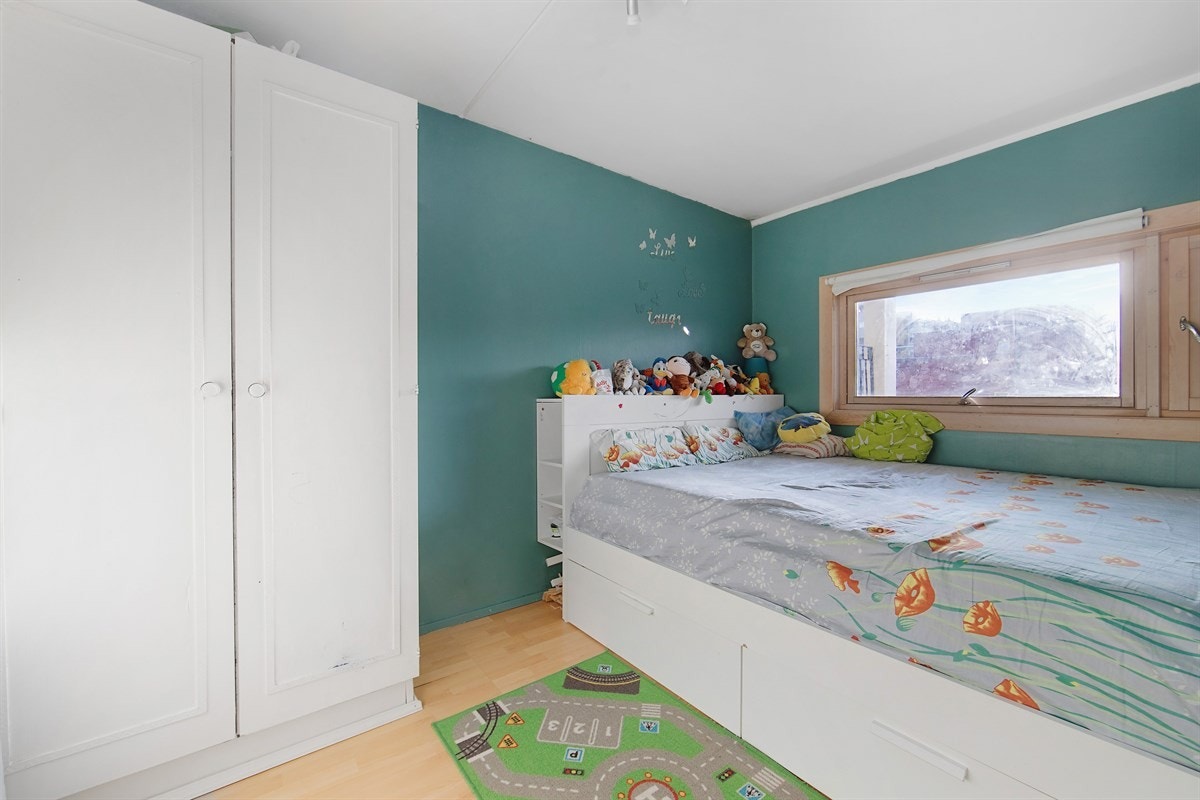 Rommet har garderobeskap, samt direkte adkomst til innvendig bod. Galleribilde