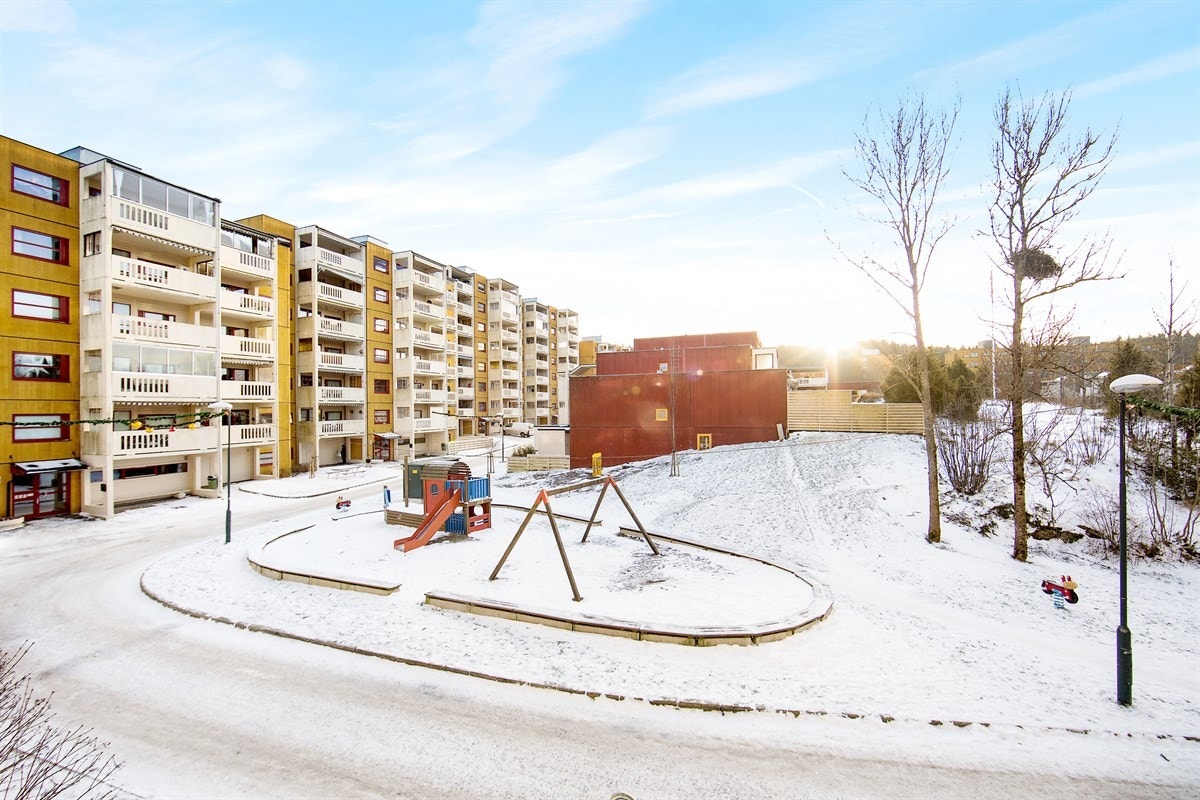 Leiligheten har utgang fra stuen til en balkong med utsyn til fellesarealer og nærmiljøet. Galleribilde