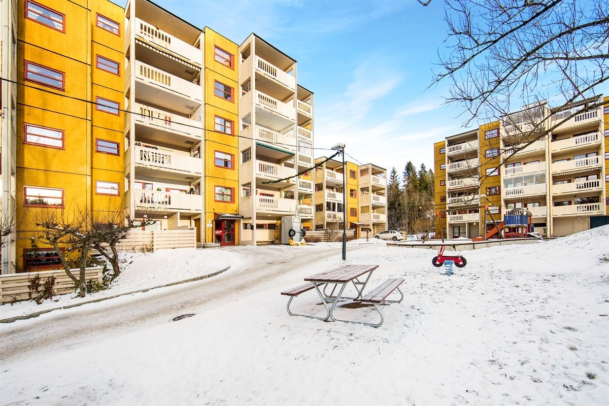 Felleseiendommen er pent opparbeidet med asfalterte internveier, velstelte plenareal og diverse beplantning og trær. Galleribilde