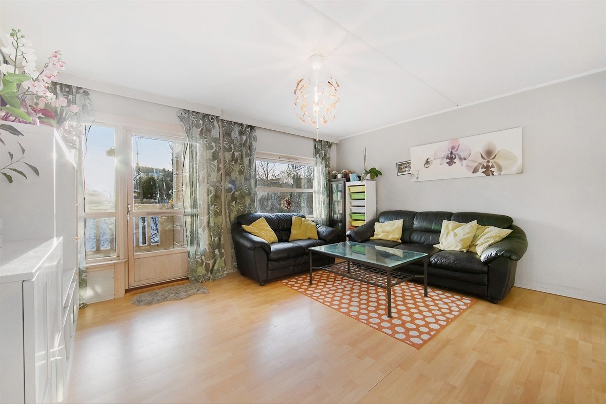 Det er lagt laminat på gulvet og veggene er holdt med strietapet malt i en dus, lysegrå fargetone. Galleribilde