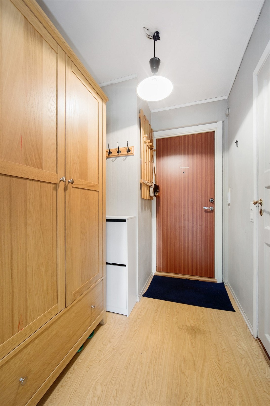 Rommet har garderobeskap og plass for knaggrekke til yttertøy. Galleribilde