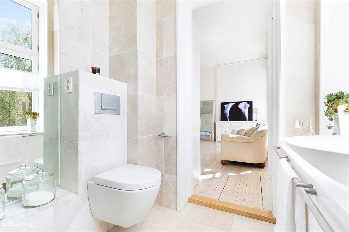 Lekkert flislagt bad fra 2016 Galleribilde