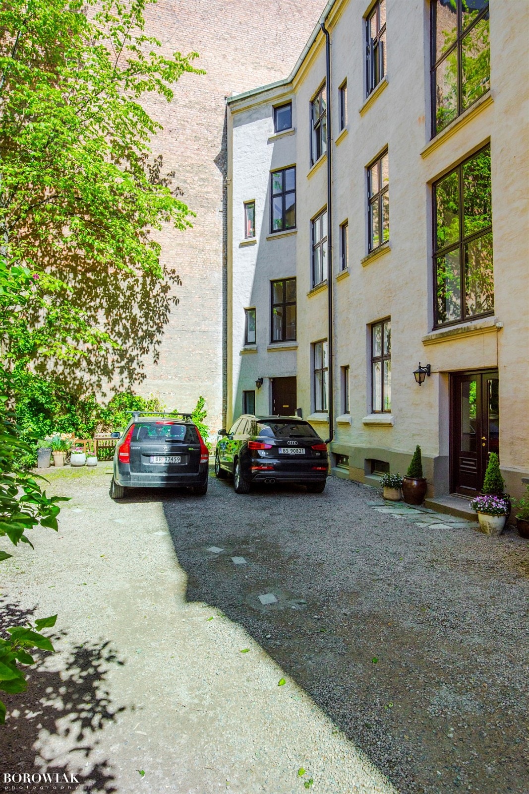 Biloppstillingsplass i bakgård Galleribilde