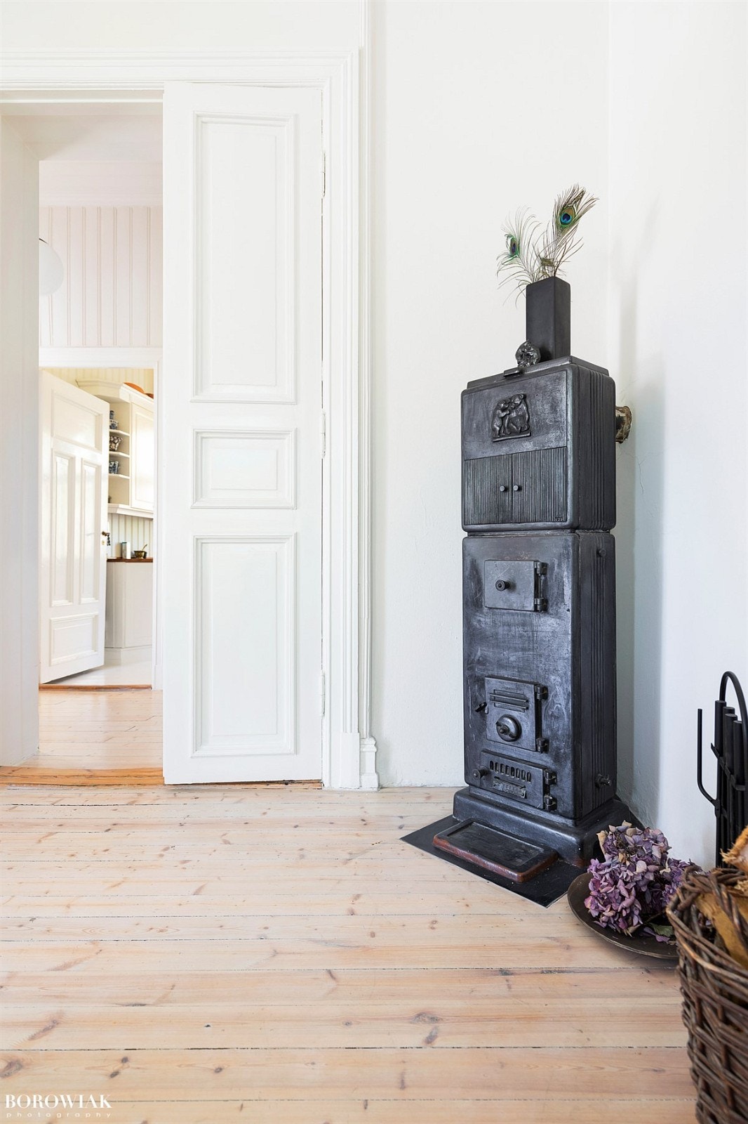 Klassisk vedovn i spisestuen Galleribilde