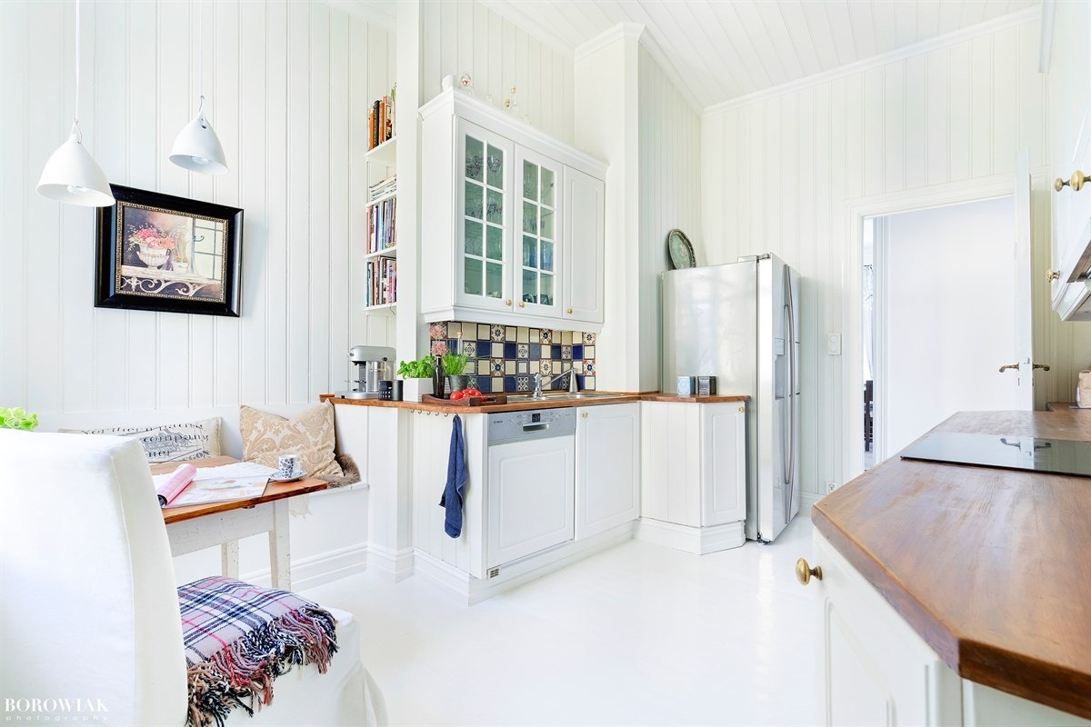 Kjøkken med god plass til spiseplass Galleribilde