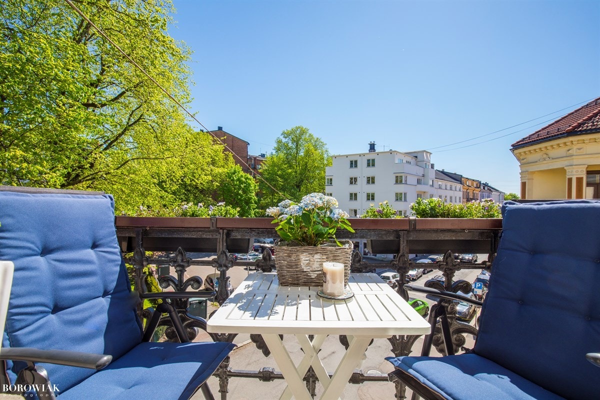 Sydvendt og solrik balkong på 2,5 kvm. Galleribilde