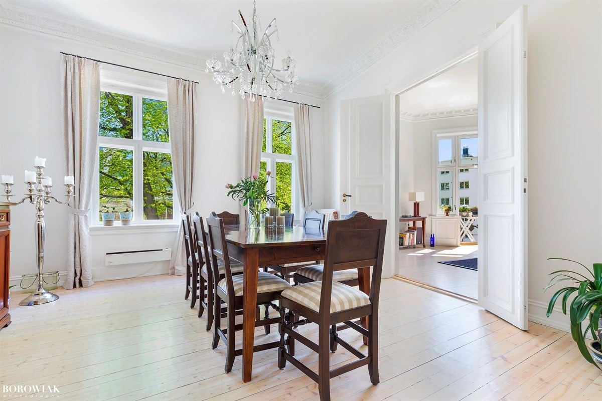 Meget romslig spisestue som også kan fungere som et soverom Galleribilde