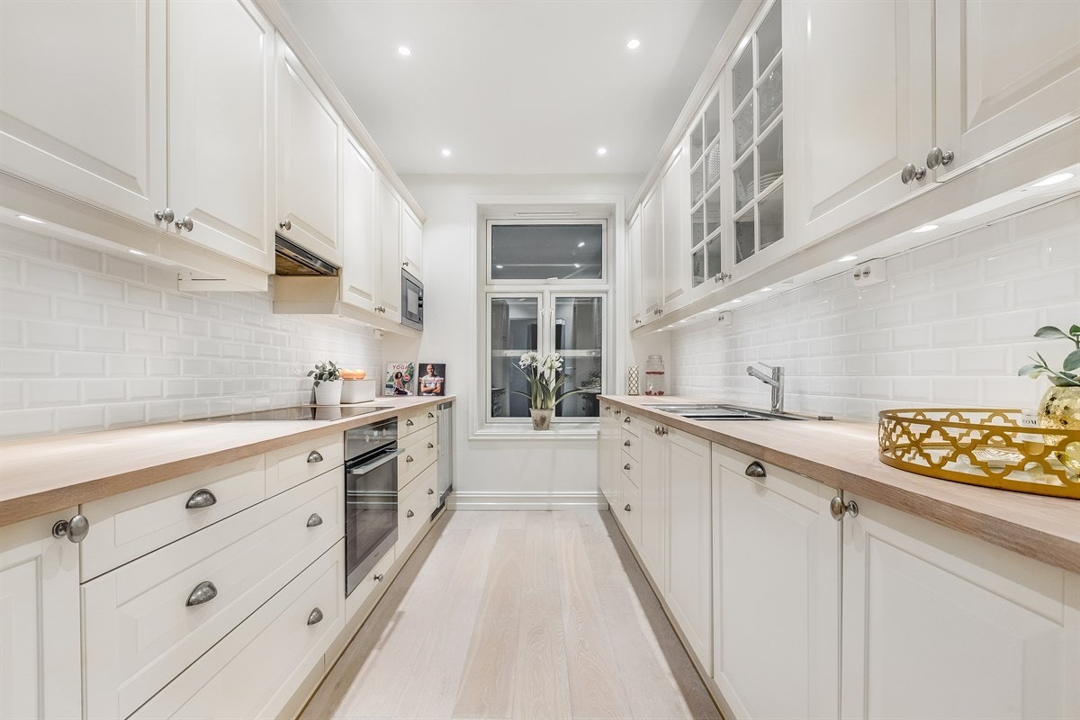 Kjøkken med innredning fra Invita. Integrert vinskap, induksjonstopp, stekeovn, mikro, oppvaskmaskin og kjøl/frys Galleribilde