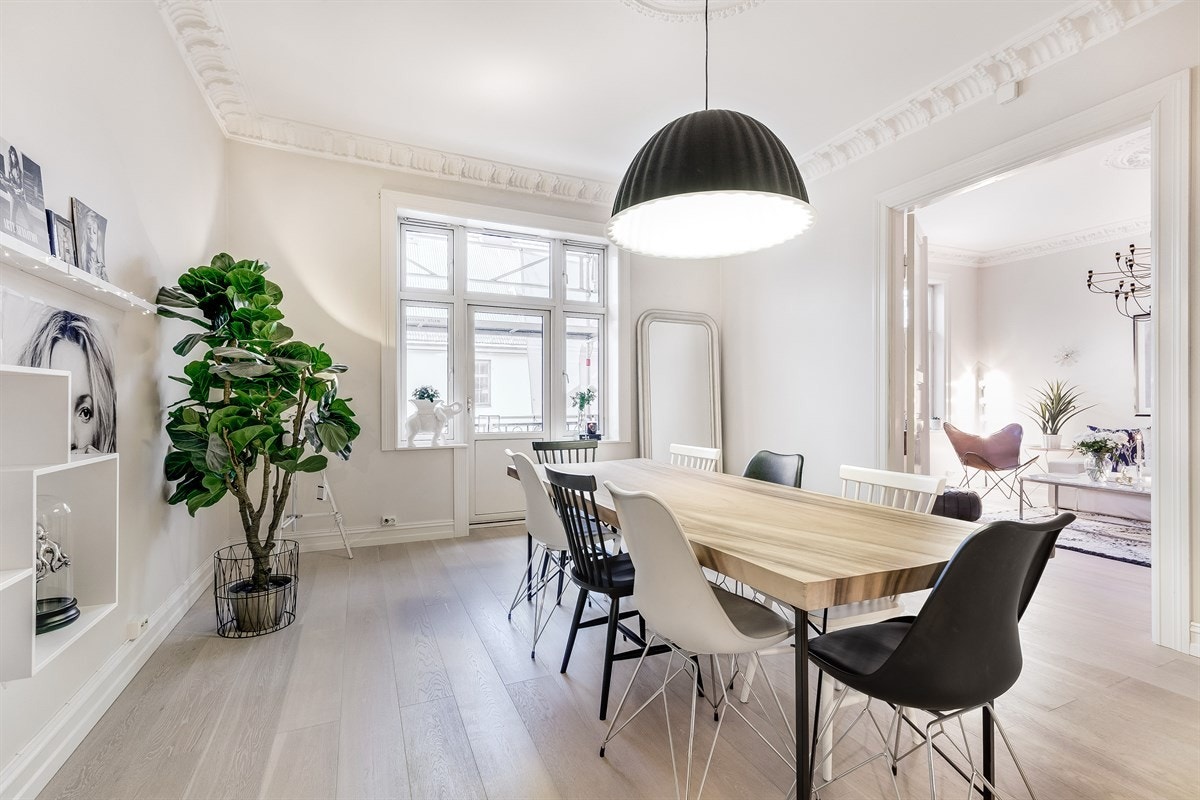 Spisestue med utgang til balkong Galleribilde