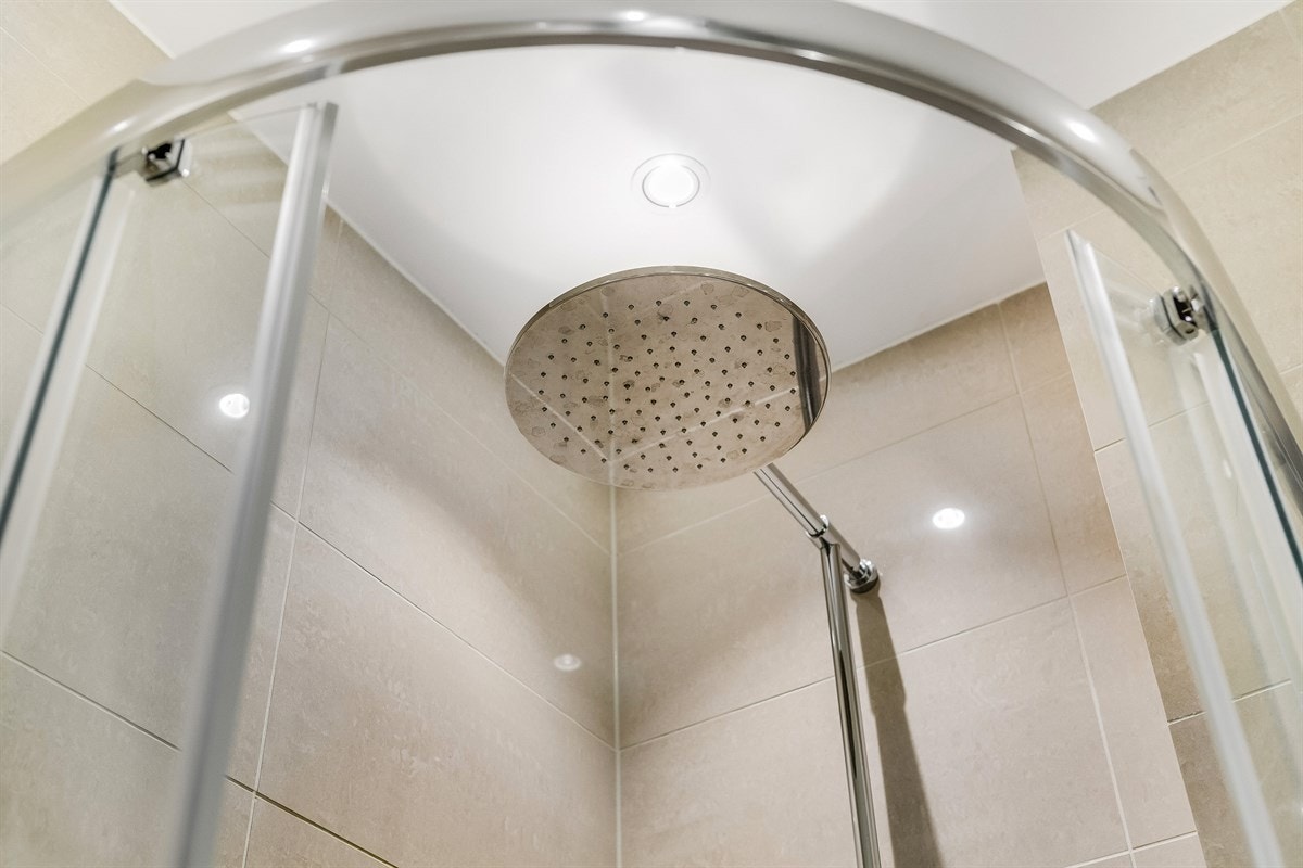 Håndholdt dyse og regnfall i dusjen Galleribilde