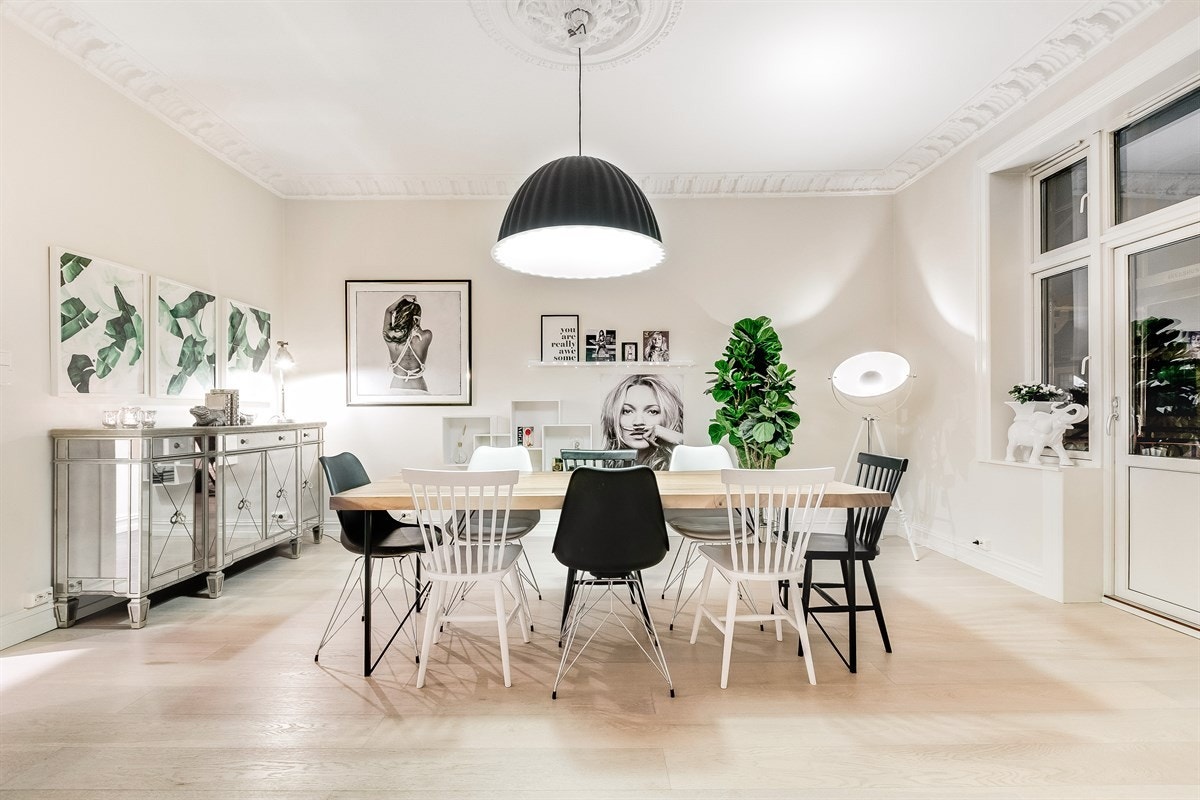 Det er en flott atmosfære i stuene, med 3 meter under taket, ildsteder, rosetter og stukkatur Galleribilde