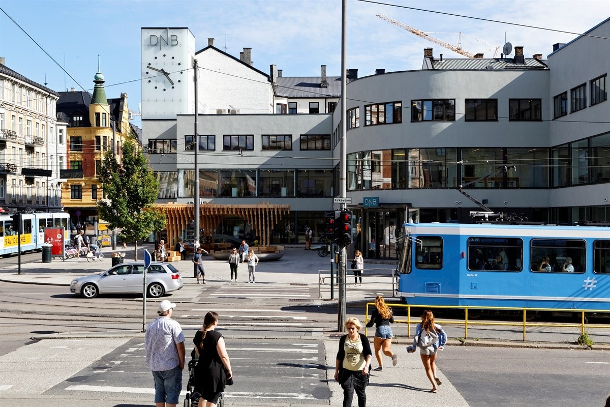 Her er det også holdeplass for buss, trikk og flybussekspress Galleribilde