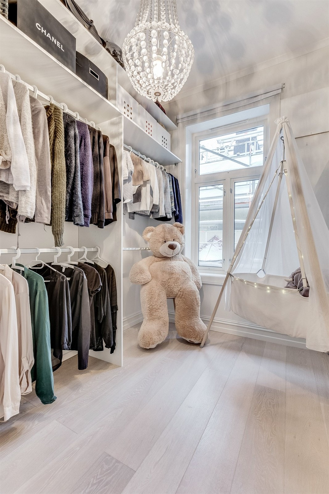 Soverom 2 benyttes i dag som garderobe og barnerom Galleribilde