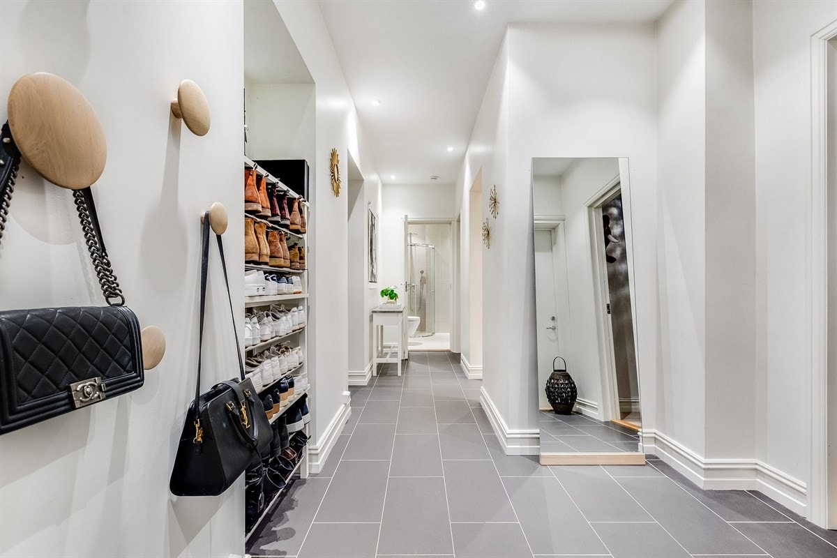 Velkommen inn! Romslig gang med plass til sko og yttertøy. Varmekabler under flisene Galleribilde