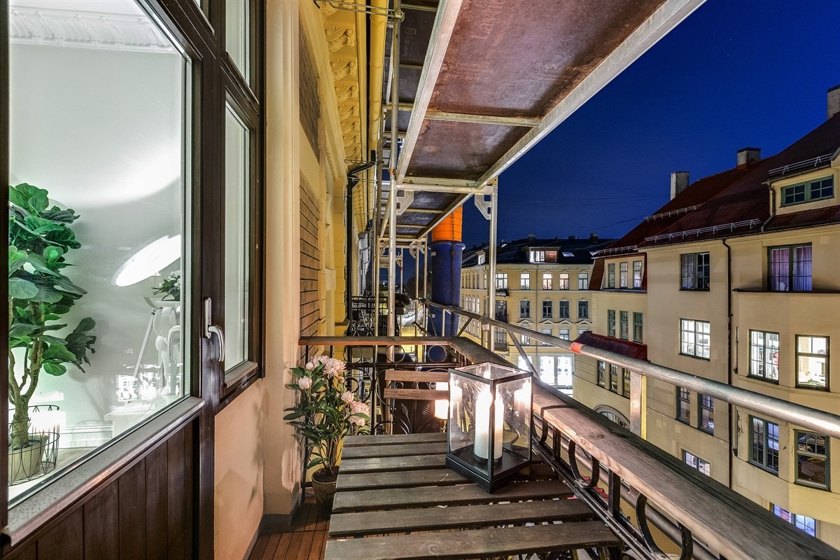 Nordvestvendt balkong med kveldssol. Stillasene fjernes i uke 48 Galleribilde