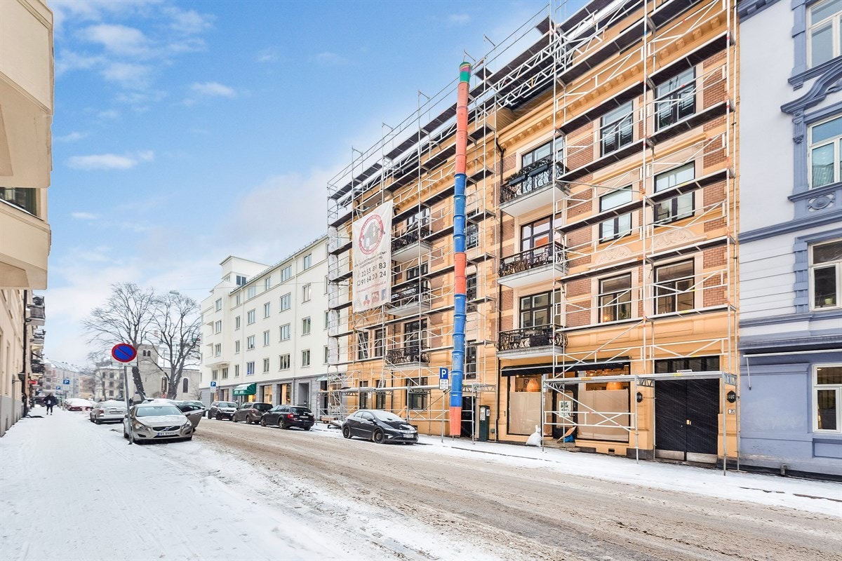 Etter planen skal stillasene være fjernet til visning. De er satt opp grunnet rehabilitering av pipetoppene Galleribilde