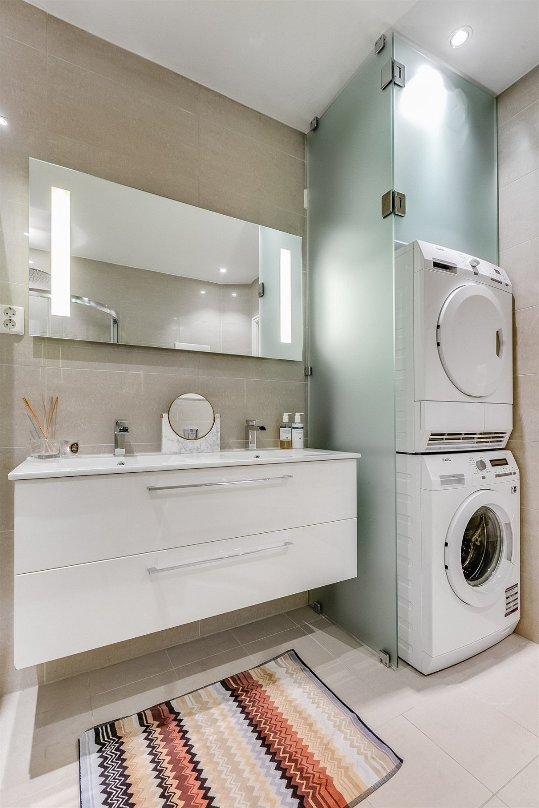 Vaskesøyle skjult bak frostet glass Galleribilde