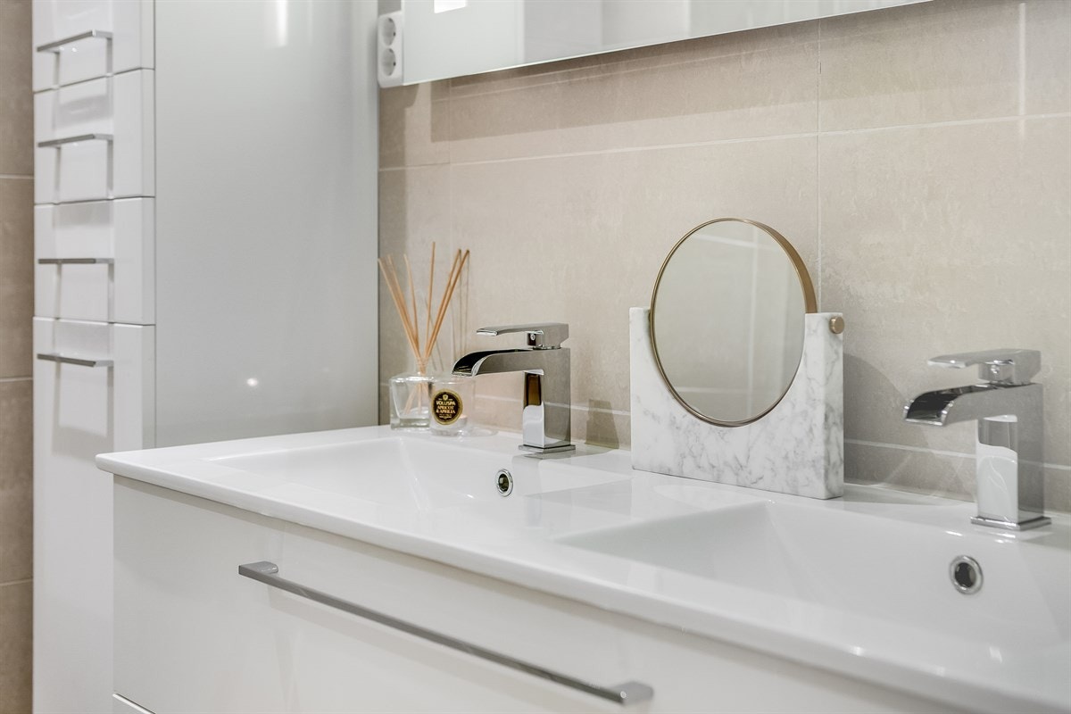 Dobbel servant med blandebatteri med "fossefall" Galleribilde