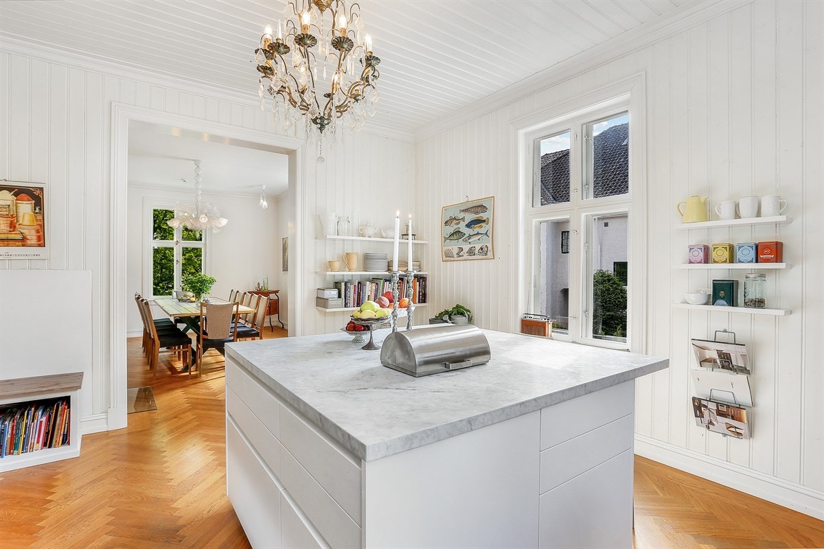 Benkeplater på kjøkken i både stål og marmor Galleribilde