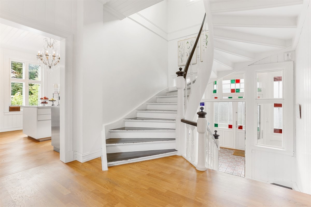 Gang og tretrapp fra 1. etasje opp til 2. etasje Galleribilde