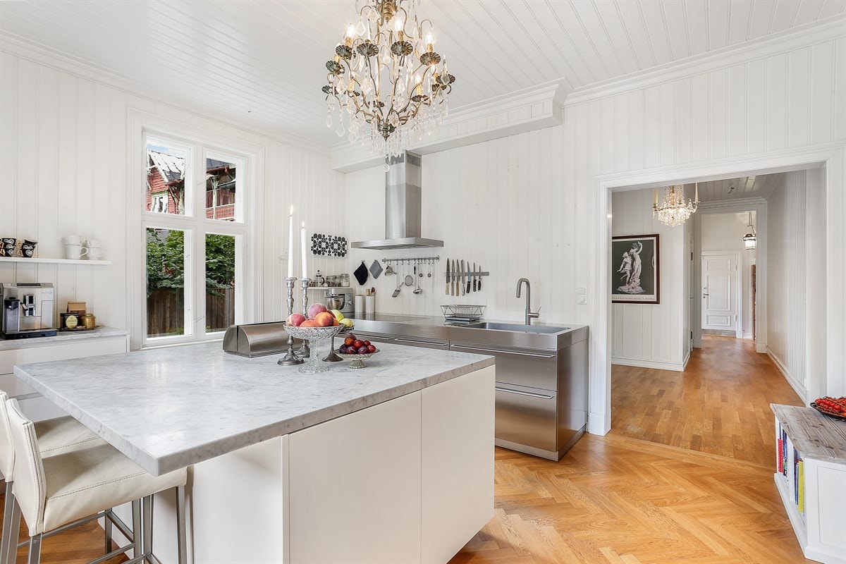 Stort og lekkert kjøkken med god skap- og benkeplass i 1. etasje Galleribilde