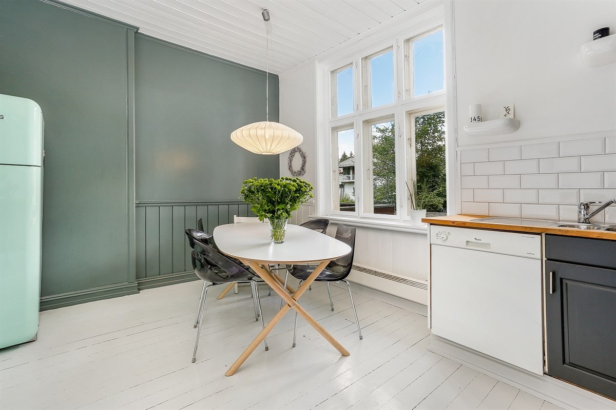 Separat kjøkken i 2. etasje med plass til spisegruppe Galleribilde