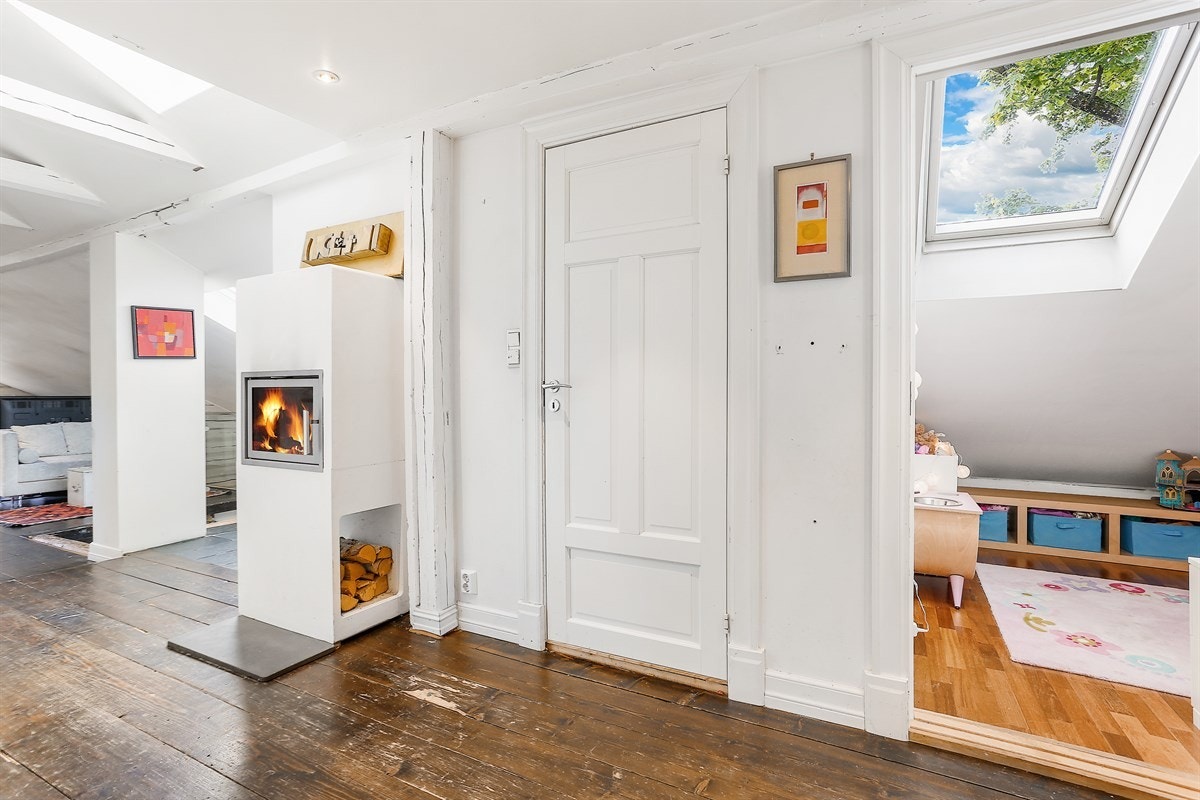 Soverom 2 i loftetasjen, videre er det også baderom og vaskerom Galleribilde