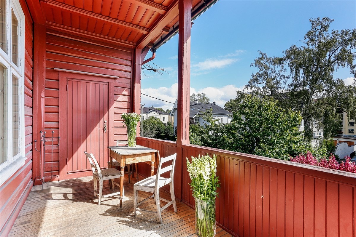Terrasse med utgang fra stuen i 2. etasje Galleribilde