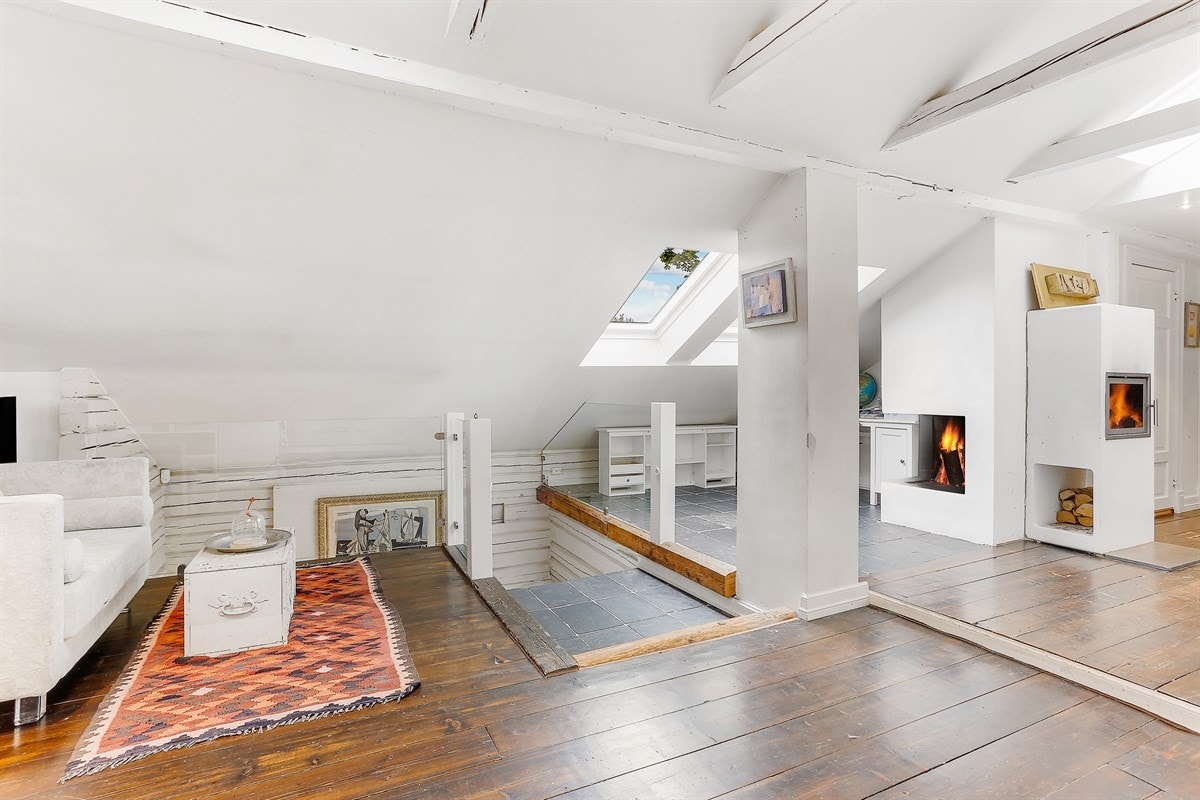 Flere ildsteder i loftetasjen, takvinduer gir et godt lysinnslipp Galleribilde