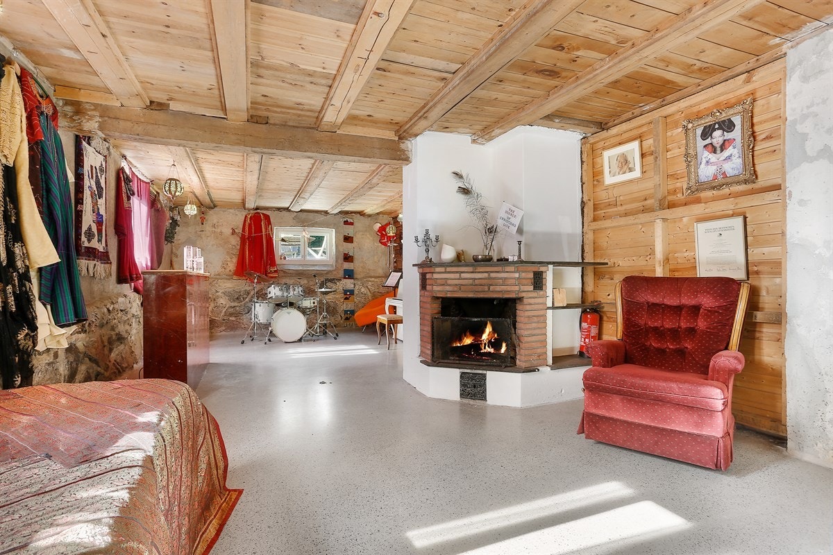 Romslig kjellerstue med sjel og sjarm, gode innredningsmuligheter Galleribilde