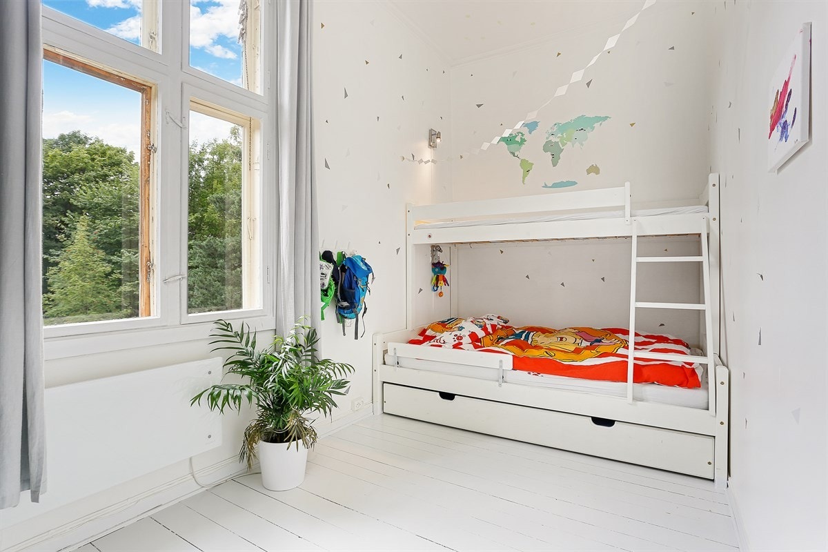 Soverom 3 med store vindusflater Galleribilde