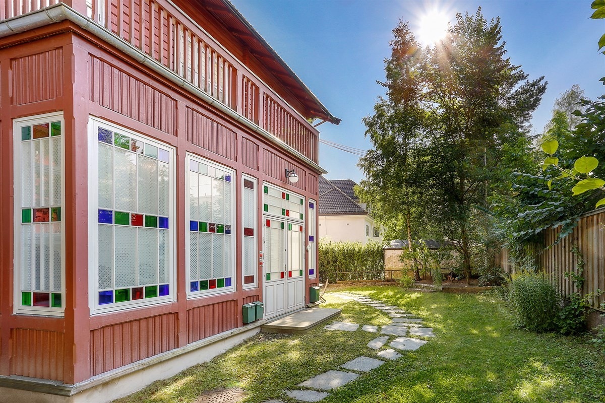 Stort og nyere vindfang/inngangsparti med sandkasse og god plass til trampoline, samt uteboder Galleribilde