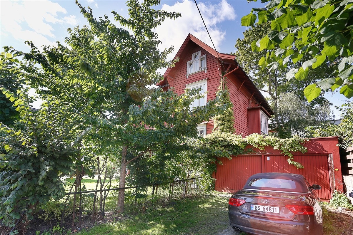 Dobbelgarasje med flere bilopptillingsplasser på egen tomt Galleribilde