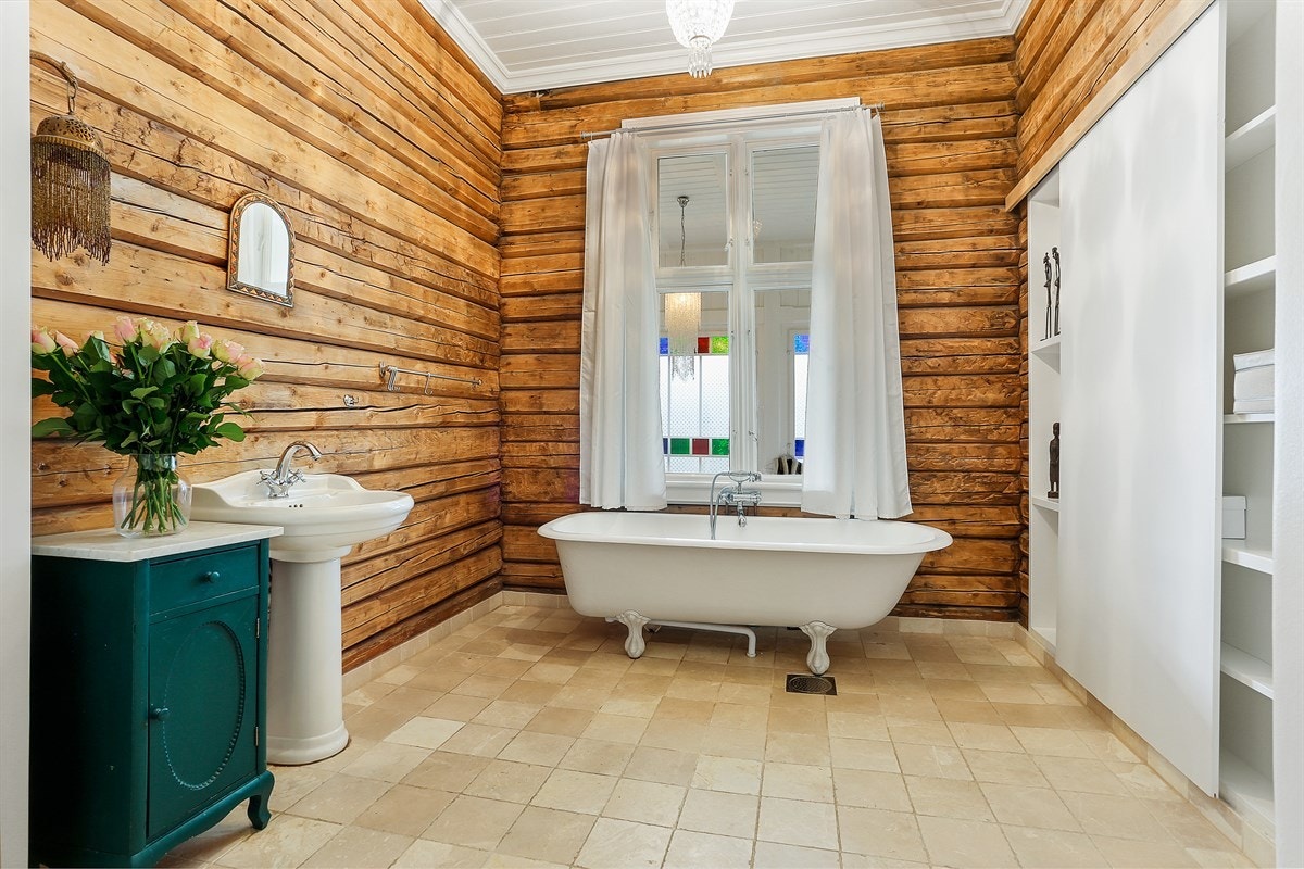 Baderom i 1. etasje med badekar og servant Galleribilde