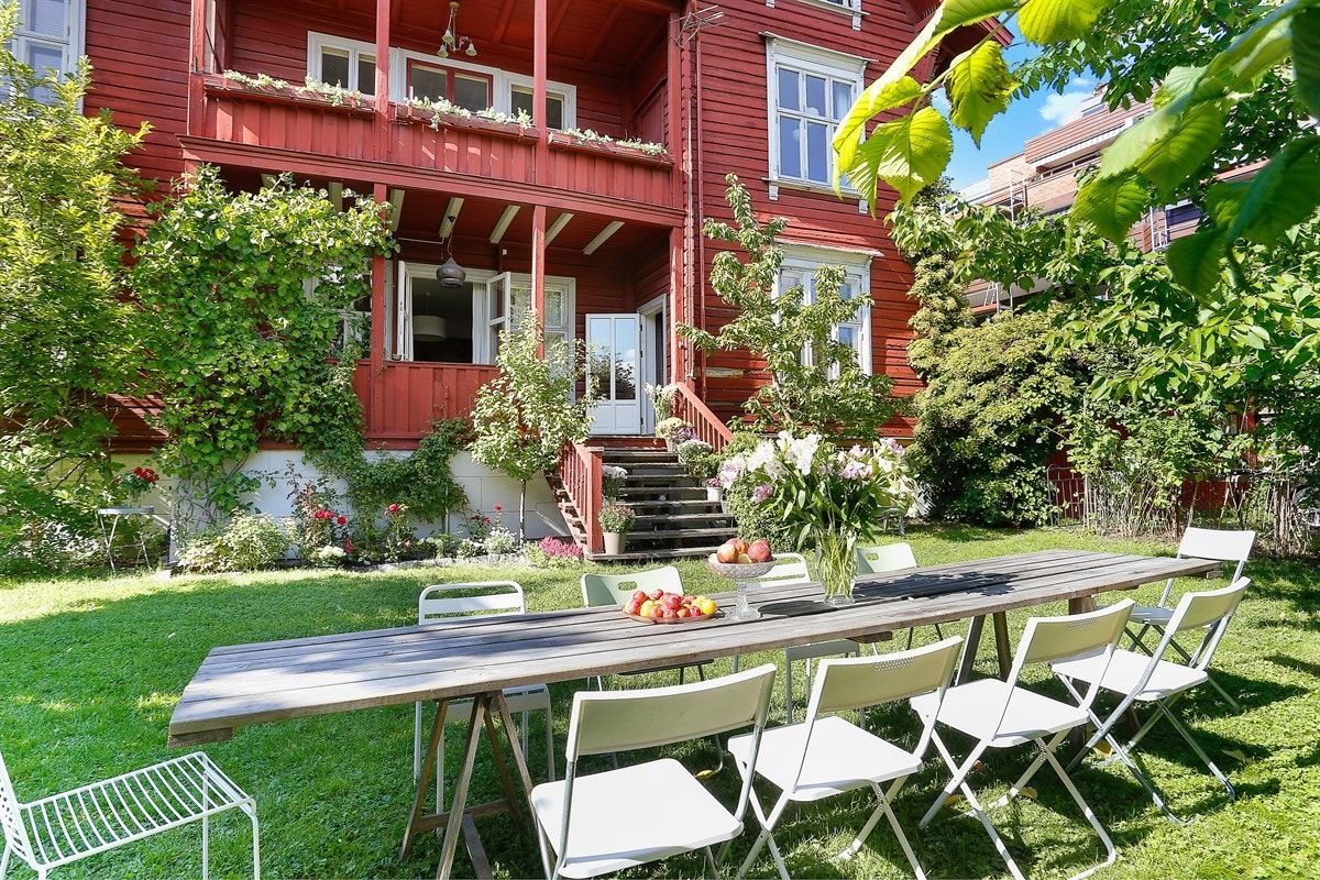 Stor hage meg god plass til sittegrupper, perfekt til sosiale sammenkomster Galleribilde