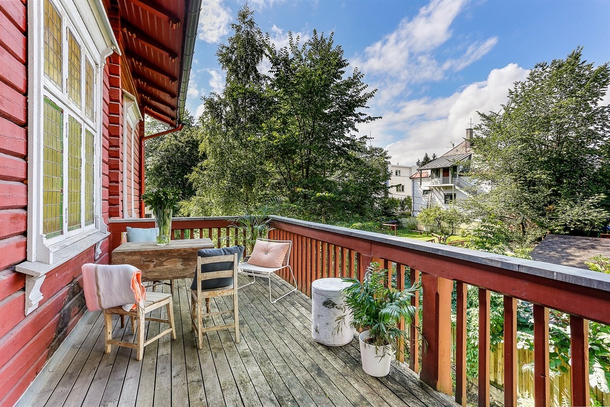 Vestvendt terrasse i 2. etasje med lite innsyn Galleribilde