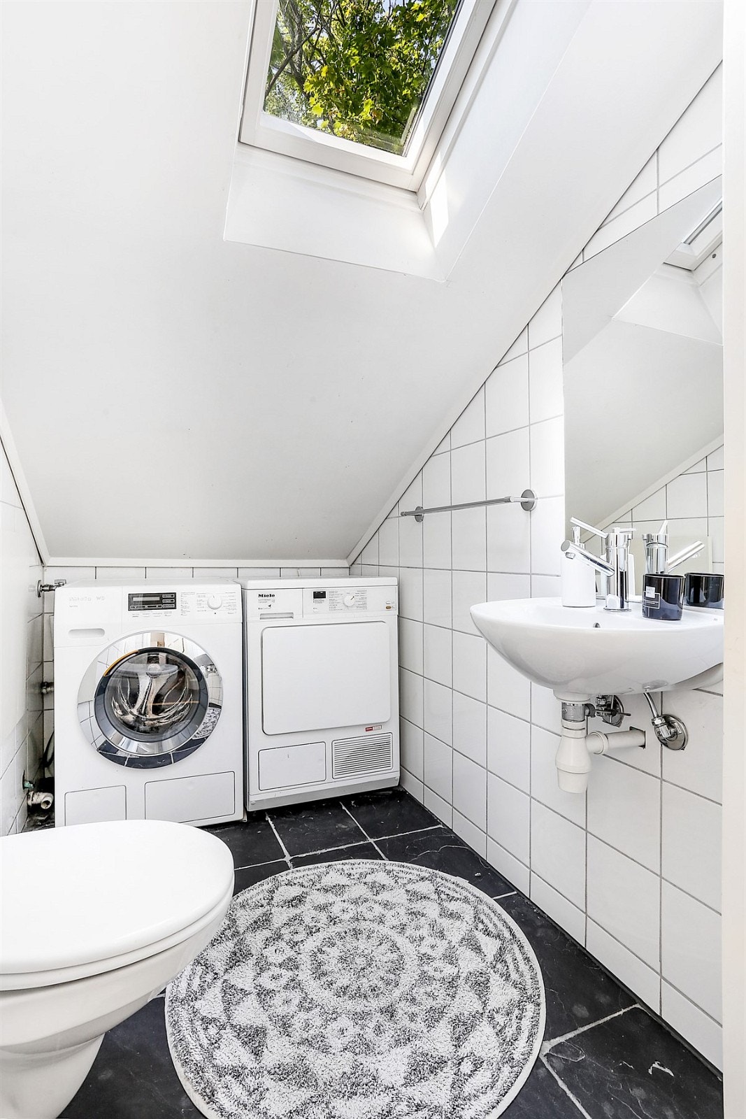 Vaskerom med wc og servant Galleribilde