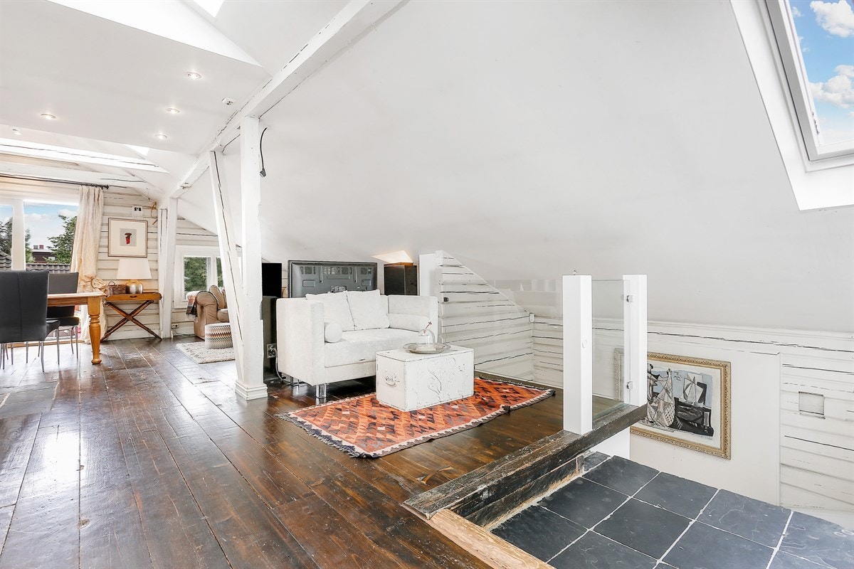 Trapperom fra 2. etasje opp til loftetasje/leilighet Galleribilde