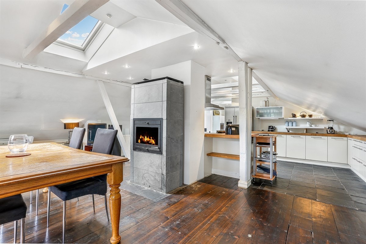 Åpen stue/spisestue/kjøkken løsning i loftsleiligheten Galleribilde