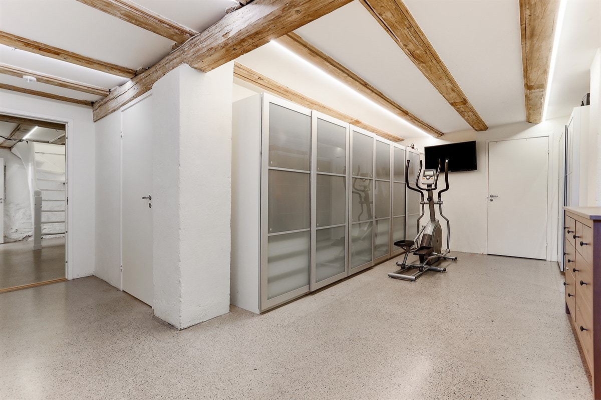 Meget romslig kjeller med vannbåren gulvvarme, kjellerstue, boder, wc, teknisk rom, vaskerom og praktikantdel Galleribilde