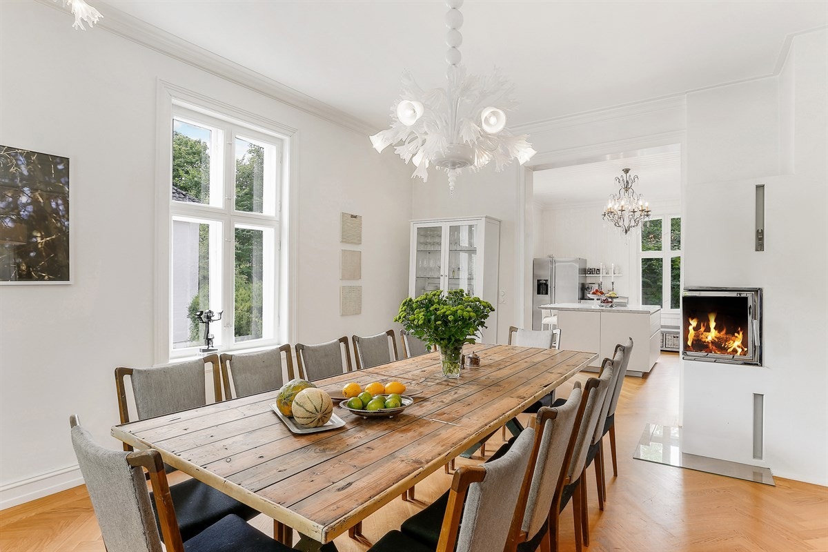 Spisestue med peis mot kjøkken Galleribilde