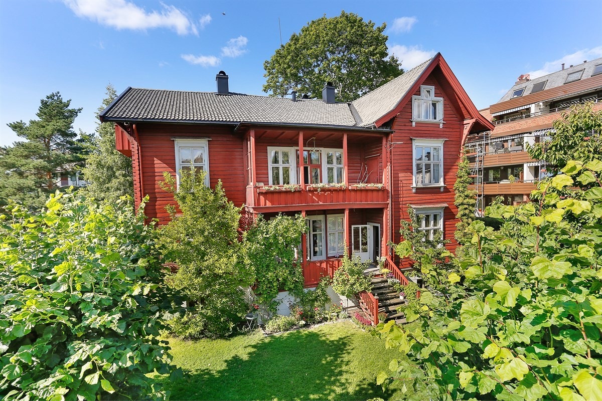 Åpen tomt som er med på å gi lys og luft til boligen Galleribilde