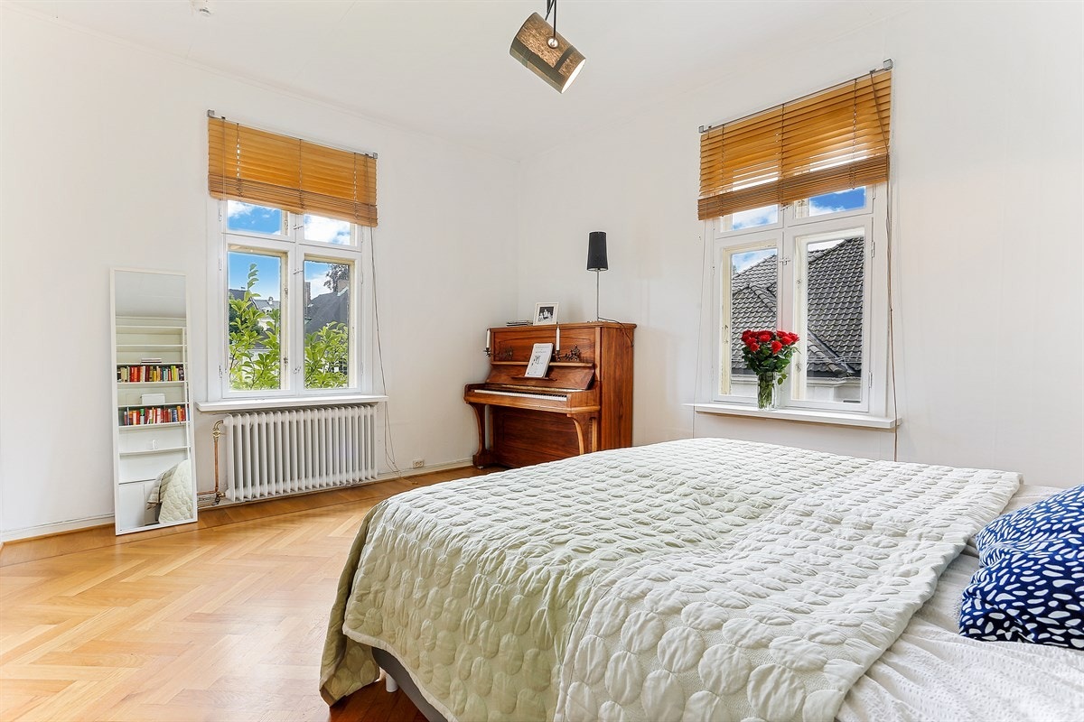 Soverom med god plass til dobbeltseng og innredning i 2. etasje Galleribilde