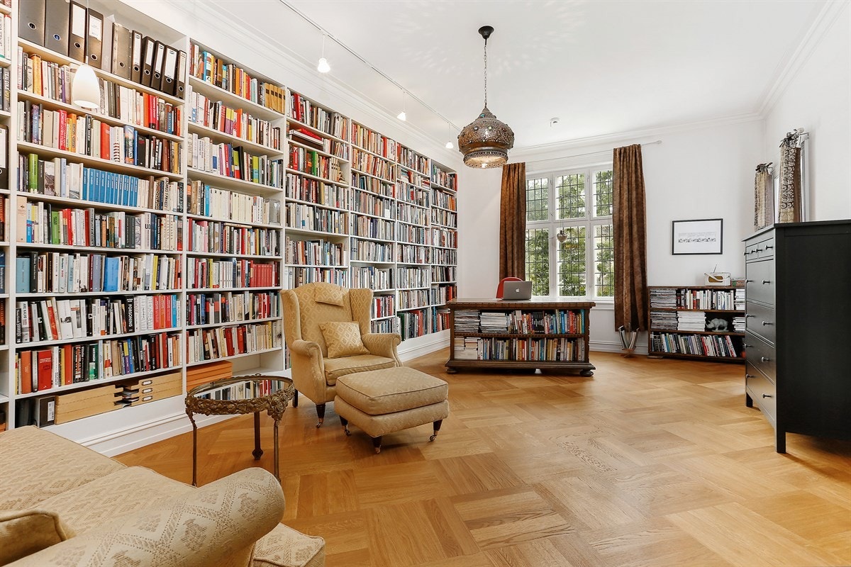 Stue 2 er i dag benyttet som biblioktek Galleribilde