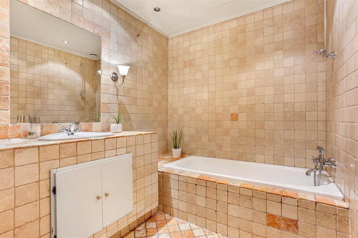 Baderom i 2. etasje med innmurt flislagt badekar Galleribilde