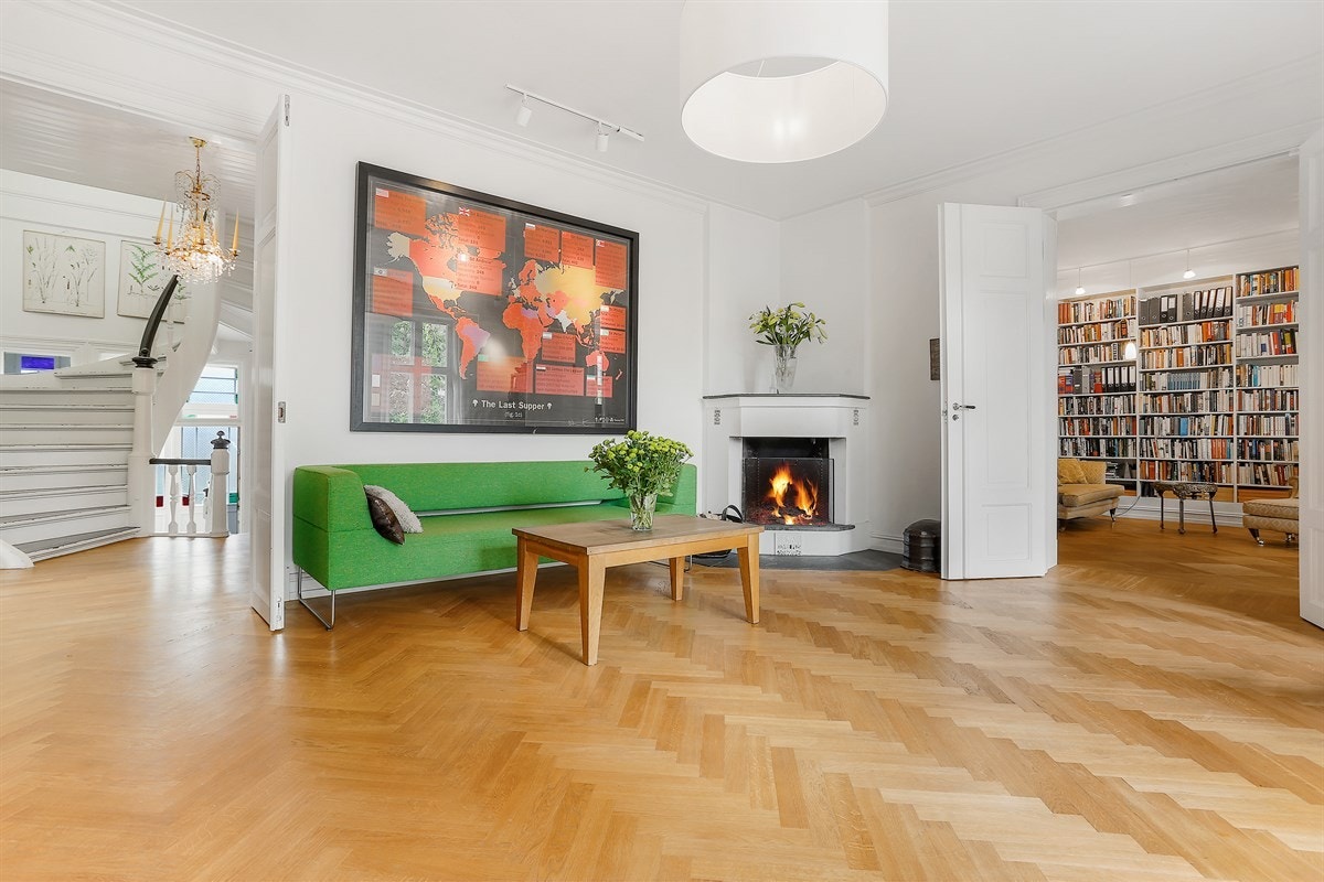 Stue med god takhøyde og adkomst til bibliotek Galleribilde