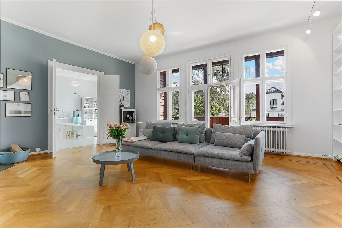 Stor lekker stue i 2. etasje med fiskebensparkett Galleribilde