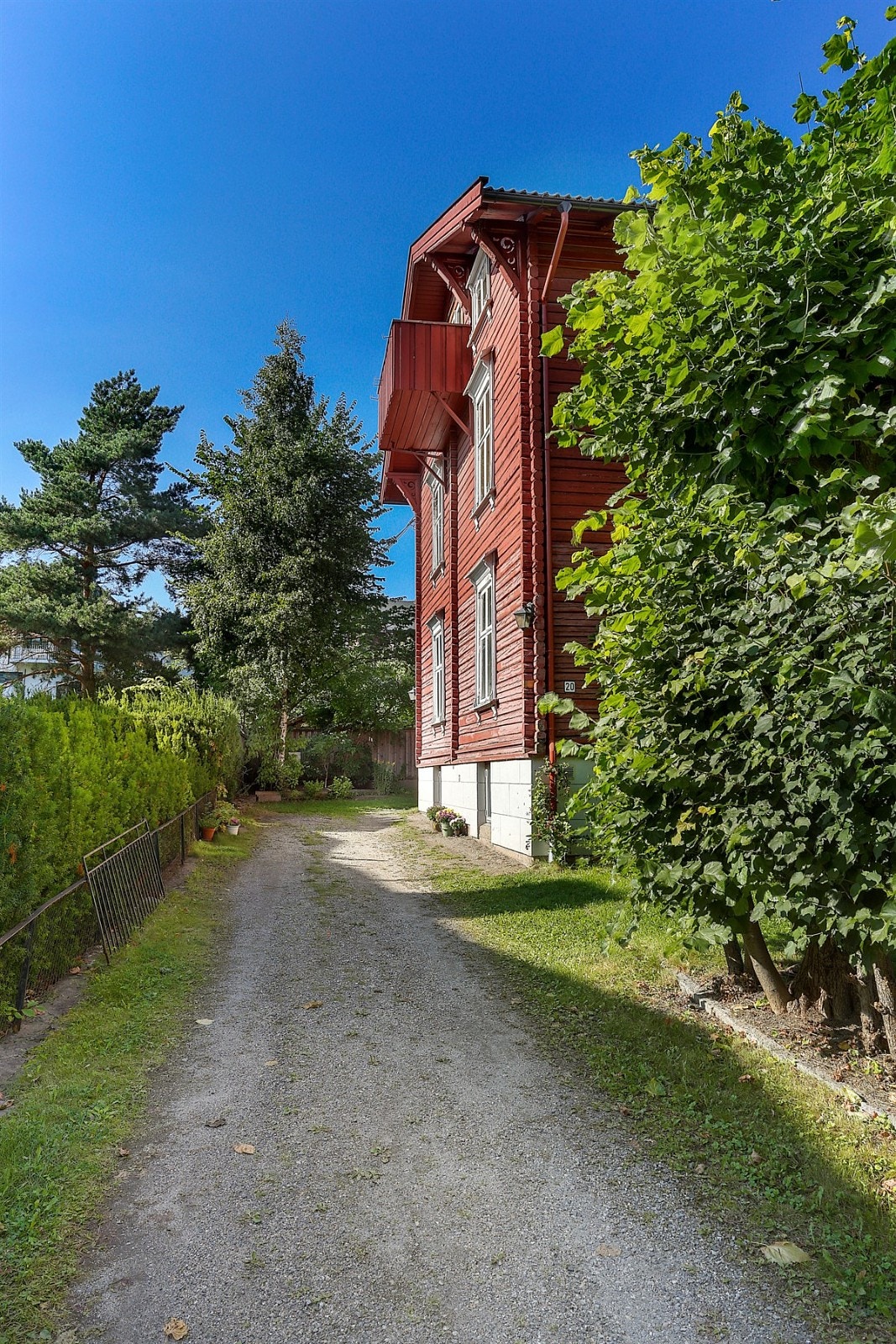 Stor tomt på hele 851,4 kvm med dobbelgarasje og god plass til gjesteparkering Galleribilde