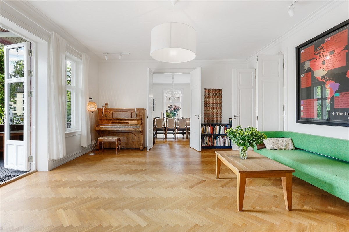 Stue i 1. etasje med adkomst til terrasse og hage Galleribilde