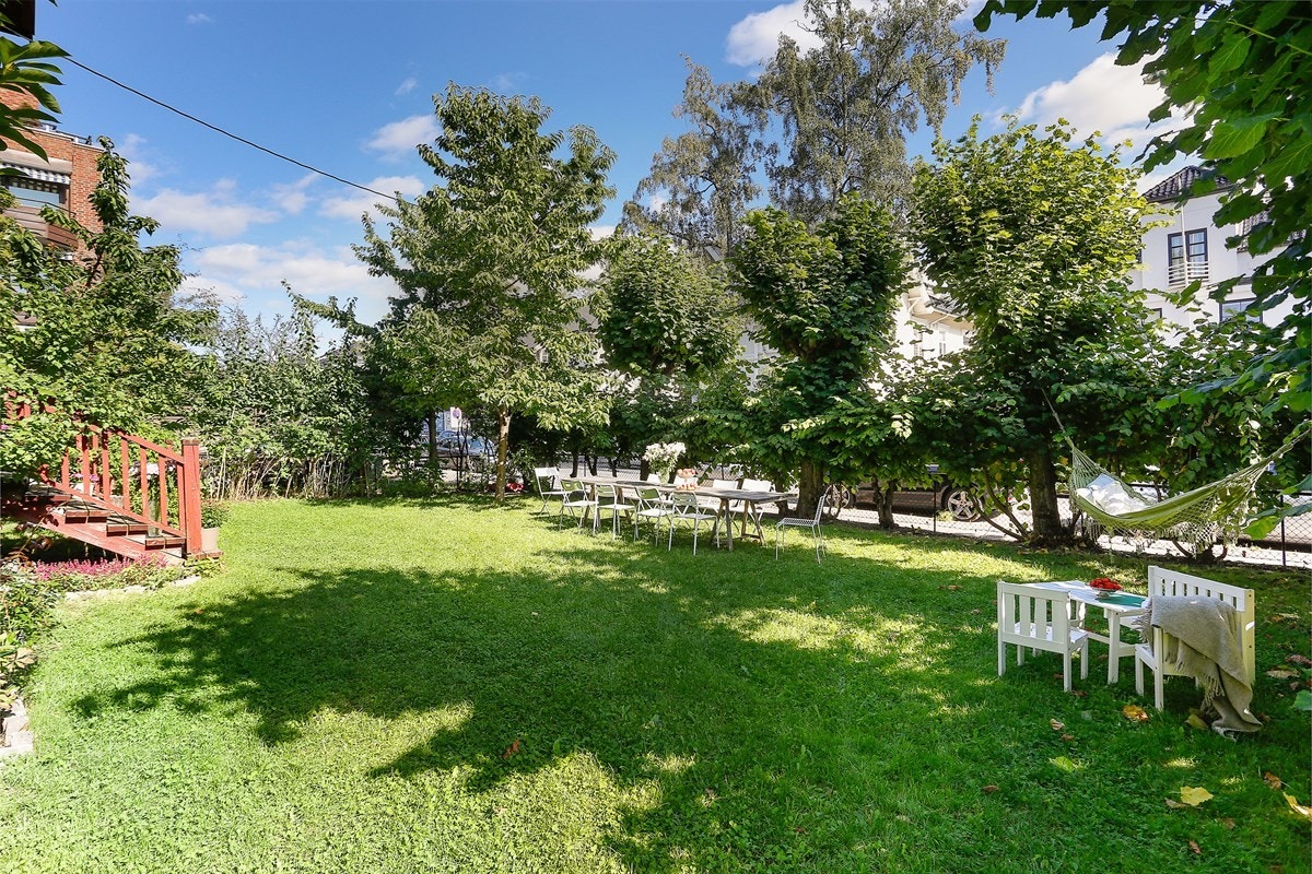 Meget romslig og solrik tomt med flere bruksmuligheter Galleribilde